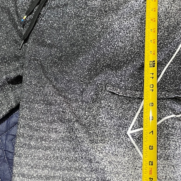 Size 32 board shorts. - Picture 5 of 7